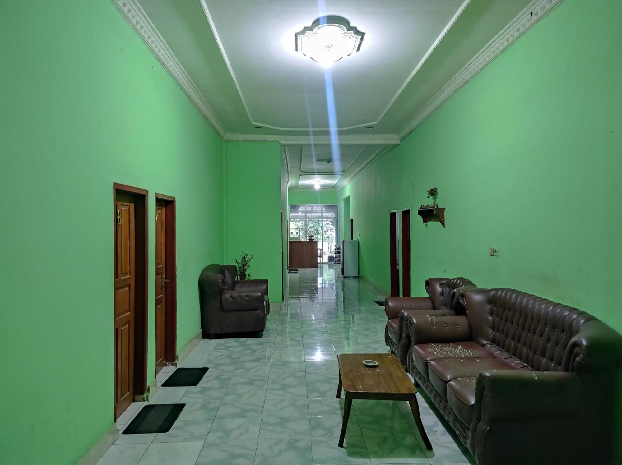 Oyo 93411 Syariah Hotel Tomborang Karema Exterior foto